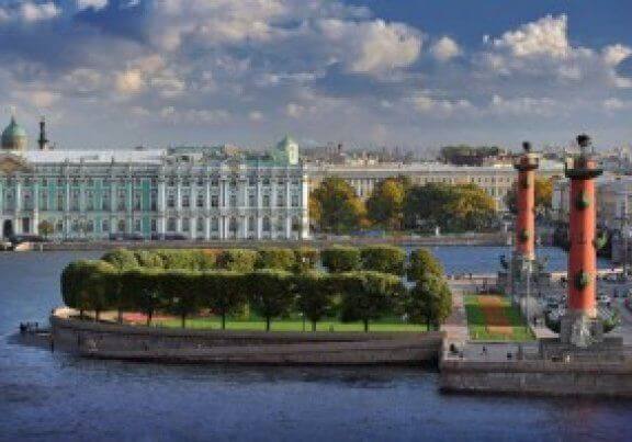 Rostrasäulen in St. Petersburg - Die Landspitze der Wassiljewski-Insel